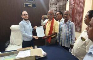 फारवर्ड ब्लॉक के कार्यकर्ताओं का तहसील पर धरना-प्रदर्शन