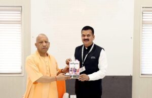 दिव्य एवं भव्य महाकुंभ पर आधारित जिलाधिकारी डॉ. दिनेश चंद्र सिंह की नई पुस्तक ‘कर्मकुंभ’ का हुआ विमोचन