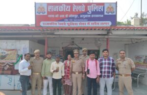त्योहारी तोहफा: जीआरपी जौनपुर ने लौटाए 75 गुम मोबाइल, यात्रियों में खुशी की लहर