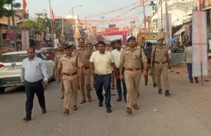 नवरात्रि, दुर्गा पूजा व दशहरा को लेकर जिलाधिकारी ने किया पैदल गश्त