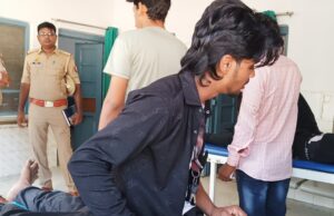 एनएच-730 पर ट्रक के कट मारने से तीन बाइकों की भिड़ंत, दो युवक गंभीर रूप से घायल