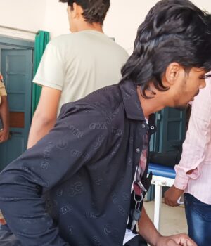 एनएच-730 पर ट्रक के कट मारने से तीन बाइकों की भिड़ंत, दो युवक गंभीर रूप से घायल