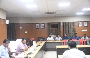 जिलाधिकारी डॉ. राजा गणपति आर0 की अध्यक्षता में सोमवार को विद्युत विभाग की कार्यो एवं वसूली की समीक्षा बैठक