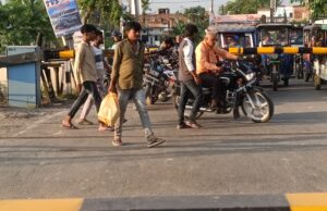 बढ़नी रेलवे स्टेशन पश्चिमी समपार फाटक पर जोखिम भरा सफर जारी