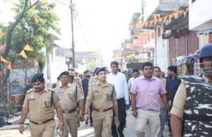 डीएम एसपी ने शोहरतगढ़ में किया फ्लैग मार्च