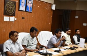 विकास कार्यों में लापरवाही पर डीएम के सख्त निर्देश
