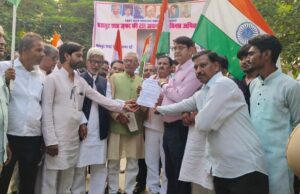 बहादुर शाह ज़फर की 251वीं जयंती पर प्रधानमंत्री के नाम ज्ञापन उप जिलाधिकारी विवेकानंद मिश्रा को सौंपा