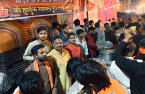 मौसम की बेरुख़ी पर भारी पड़ी आस्था, हजारों श्रद्धालुओं ने दिया उगते सूर्य को अर्घ्य