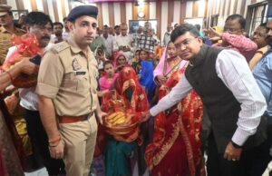 गांव की समस्या गांव में समाधान के तहत हुई चौपाल, ग्रामीणों की समस्याएं सुनीं जिलाधिकारी ने