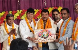 डॉक्टरेट की मानद उपाधि मिलने पर सम्मानित हुए कोरांव के कामिल कलमकार