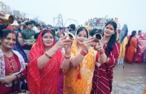 उगते सूर्य को अर्घ्य देकर की मंगल कामना 36 घंटे से चल रहे निर्जला व्रत का हुआ पारण