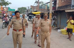 एसीपी अब्दुस सलाम खान व प्र०नि०कृष्ण मोहन सिंह ने खीरी बाजार में किया फ्लैग मार्च