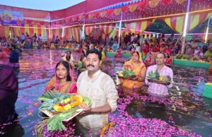 इफ्को में छठ पूजा के अंतिम दिन उदयीमान सूर्य को दिया अर्घ्य