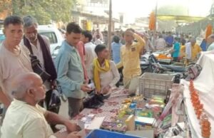 दीपावली की पूर्व संध्या पर बाजार में रही खूब भीड़-भाड़