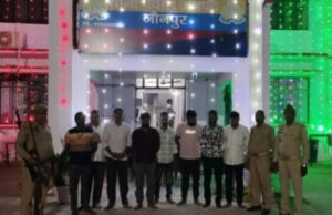 वारा पुलिस की बड़ी कार्रवाईजुए के अड्डे पर छापा, 8 अभियुक्त गिरफ्तार, नगदी, वाहन और ताश की गड्डी बरामद
