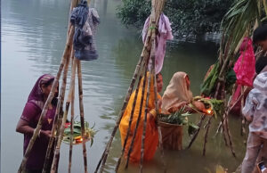 व्रति महिलाओं ने डूबते सूर्य को दिया अर्घखीरी स्थितष्मंगल-पार्क में छठ महापर्व का लगा मेला