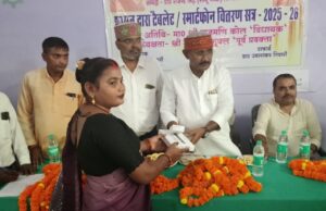 टैबलेट स्मार्टफोन से छात्रों को ऑनलाइन पढ़ाई करने में मिलेगी सहूलियत – राजमणि कोल