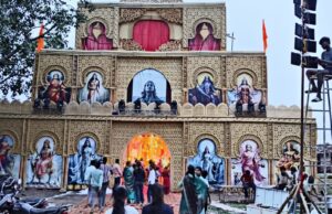 मां दुर्गा के स्वरूपों से जगमग पंडालों ने दर्शकों का मन मोहा पंडालों के भव्यता की हो रही हर तरफ सराहना व चर्चा