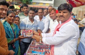 पूर्व प्रमुख संदीप ने जरुरत मंदो को बांटी मिठाई