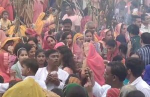 कार्तिक मास की भींगी भोर में चमक उठा श्रद्धा का उजास