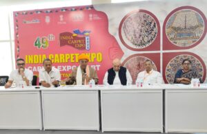 पत्रकारों से बातचीत करते पूर्व सांसद वीरेंद्र सिंह मस्त