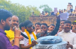 सम्मानित किए गए साइकिल रेस विजेता मोहम्मद इमरान