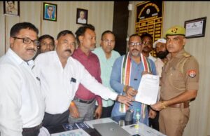 राहुल गांधी को गोली मारने को लेकर कांग्रेसजन तहरीर देकर मुकदमा दर्ज कराने पहुंचे कोतवाली