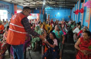 डॉ अनुराग श्रीवास्तव द्वारा वृद्धाश्रम में वितरित की गई औषधि