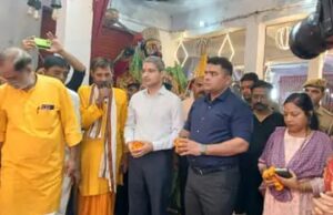 डीएम – एसपी ने चौक स्थित हनुमान मंदिर में किया पूजा:अर्चना