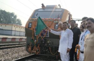 औरैया को मिली नई ट्रेन की सौगात हरी झंडी दिखाकर किया गया रवाना