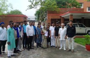 दलित के साथ हुई मारपीट की घटना को लेकर भीम आर्मी के कार्यकर्ता ने एसपी को दिया ज्ञापन