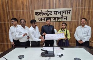 156वीं गांधी एवं 121वीं शास्त्री जयंती पर जिलाधिकारी ने किया ध्वजारोहण, दिलाई स्वच्छता की शपथ