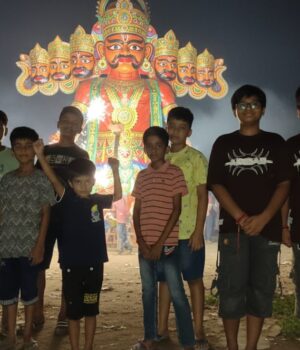 विराज रघुवंशी सारनाथ में बना रहे 3 फीट का रावण,कल होगा दहन