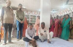 जिलाधिकारी ने चरखा चलाकर स्वदेशी व आत्मनिर्भरता का दिया सन्देश