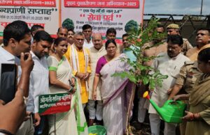 भाजपा कार्यालय मे महात्मा गांधी व पूर्व पीएम लाल बहादुर शास्त्री की मनाई गई जयंती