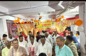 विधायक पीएन पाठक ने वृद्धजनों में वितरित किया वस्त्र एवं खाद्य सामग्री