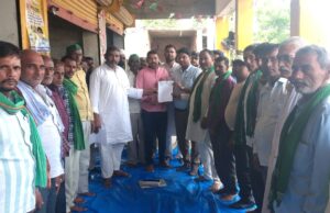 भाकियू टिकैत गुट ने किसानों के हित में डीएम को सौंपा मांग पत्र