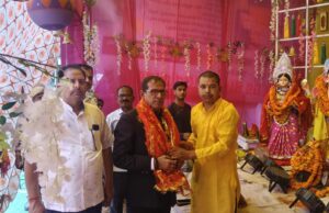 महापुरुषों को एसडीएम सदर ने दी श्रद्धांजलि, दुर्गा पूजा में भी लिया भाग