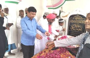 जश्न ए गौसिया पर निकाला गया जुलूस, हुई चादरपोशी