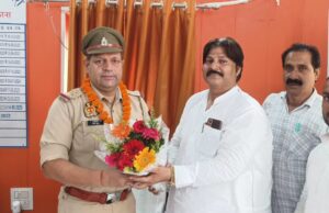 शिया समुदाय के सदर ने थाना प्रभारी को किया सम्मानित