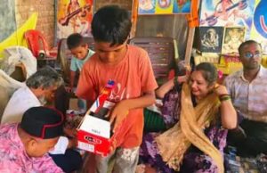 समाजसेवियों ने जरूरतमंद बच्चों को बांटे जूते-मोजे