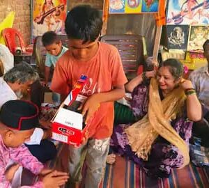 समाजसेवियों ने जरूरतमंद बच्चों को बांटे जूते-मोजे