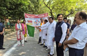 कलेक्ट्रेट परिसर से हरी झंडी दिखाकर जागरूकता रथ रवाना