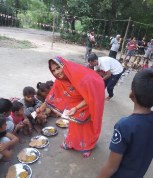 शिव शक्ति मित्र मंडल द्वारा दुर्गा पूजा पर विशाल भंडारे का आयोजन