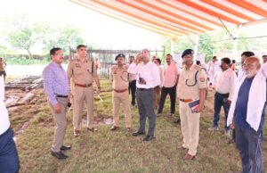 मुख्यमंत्री आगमन को लेकर मण्डलायुक्त व डीआईजी द्वारा जिले के डीएम एसपी के साथ कार्यक्रम स्थल का किया निरीक्षण