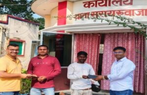 पुलिस ने गुम हुए मोबाइल को बरामद कर मोबाइल स्वामी को किया सुपुर्द