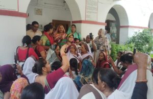 आशा/आशा संगिनी ने कचहरी में प्रदर्शन कर विभिन्न मांगों को लेकर दिया ज्ञापन