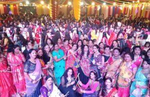 डांडिया नाइट 3.0 में महिलाएं और पुरुषों ने जमकर मचाया धमाल, हुआ भव्य आयोजन
