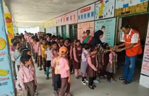 डॉ अनुराग श्रीवास्तव ने पिलाई डेंगू से बचाव की दवा