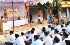 शस्त्र पूजन कर उत्साहपूर्ण अनुशासन में स्वयंसेवकों ने निकाला पथ संचलन